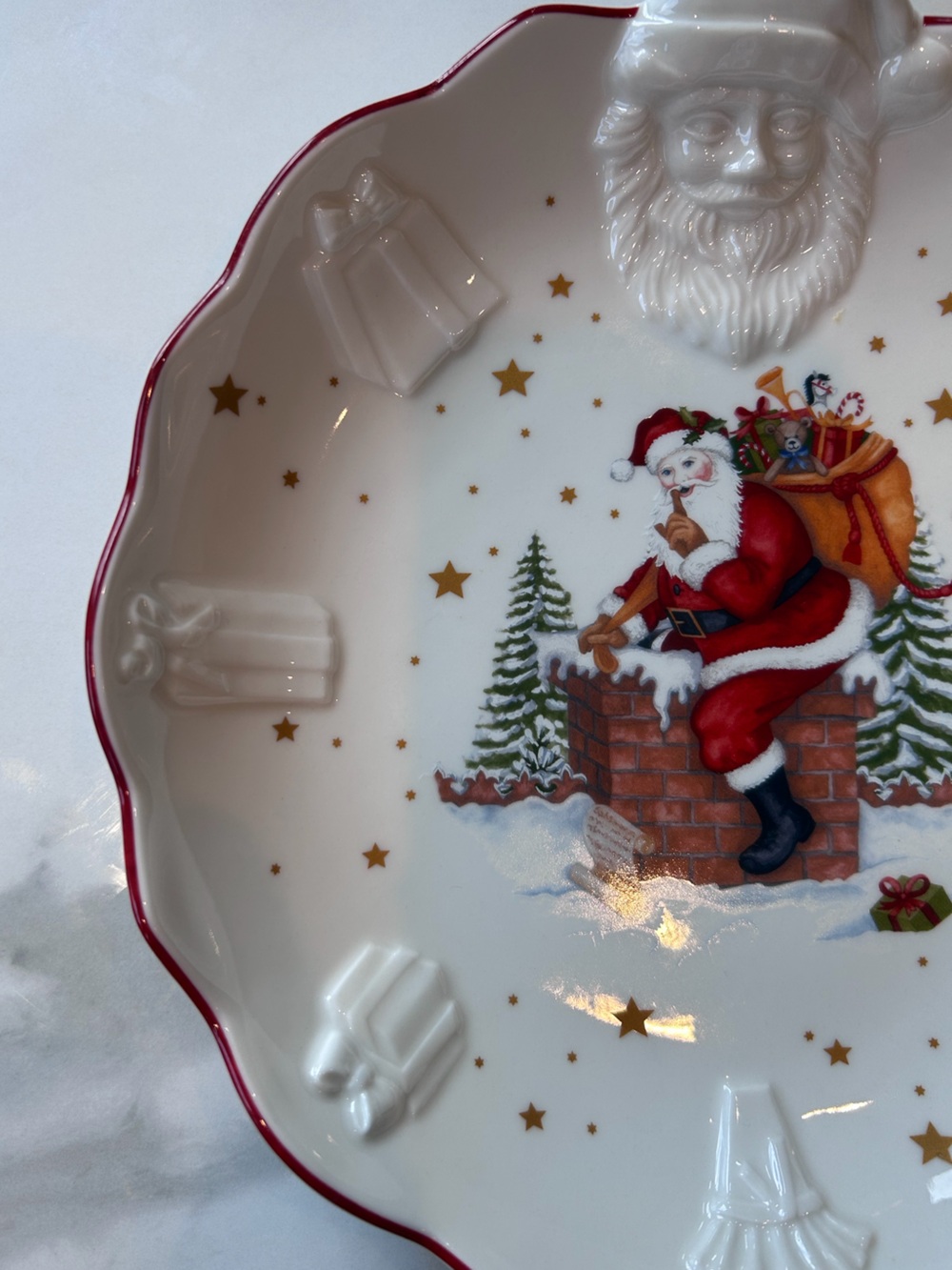 Villeroy and Bosch Santa on Rooftop Serving Bowl - Picture 8 of 13